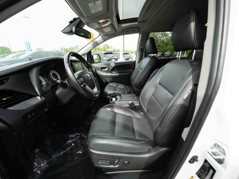 Used 2019 Toyota Sienna SE w/ SE Preferred Package AWD/4WD image 9
