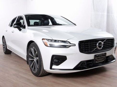Used 2021 Volvo S60 T5 Momentum w/ Premium Package image 3