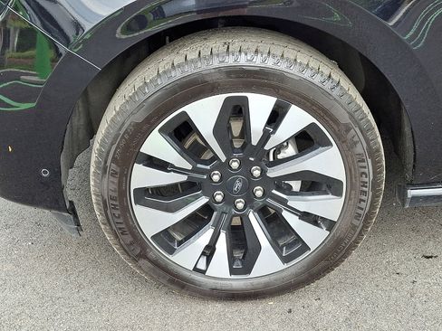 Used 2025 Ford Expedition Platinum w/ Driver's Package AWD/4WD image 9