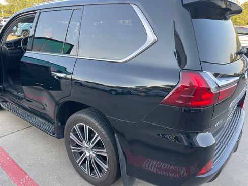 Used 2021 Lexus LX 570 4WD w/ Luxury Package image 7