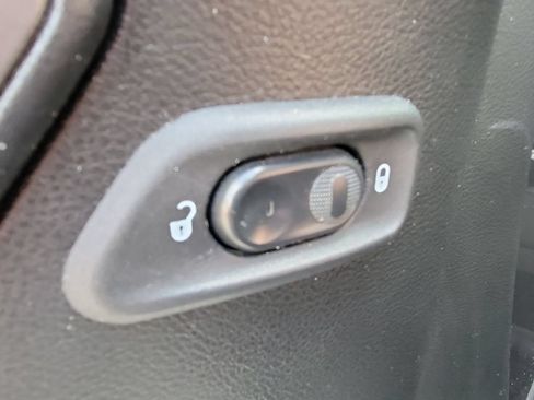 Used 2018 Jeep Wrangler Unlimited Sahara AWD/4WD image 19