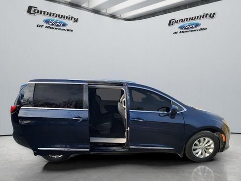 Used 2018 Chrysler Pacifica Touring-L image 33