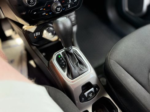 Used 2022 Jeep Renegade Latitude AWD/4WD image 39