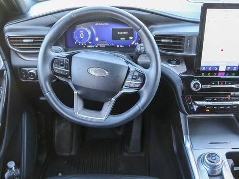 Used 2022 Ford Explorer Platinum w/ Technology Package image 26