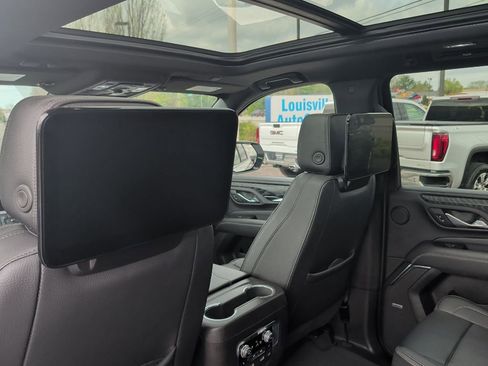 Used 2023 GMC Yukon XL Denali image 16