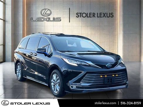 Used 2021 Toyota Sienna Limited image 1