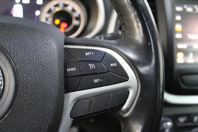 Used 2018 Jeep Cherokee Trailhawk w/ Comfort & Convenience Group AWD/4WD image 17
