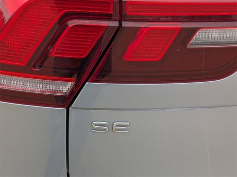 Used 2022 Volkswagen Tiguan SE R-Line image 7
