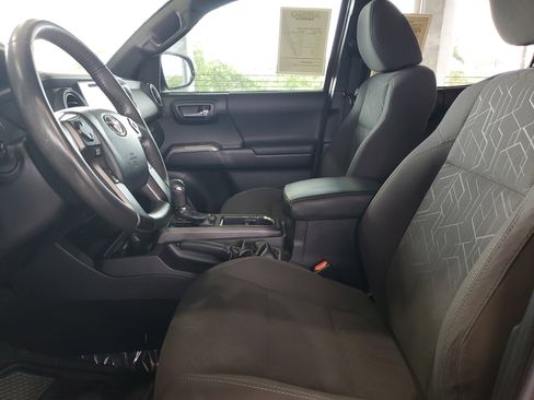 Used 2018 Toyota Tacoma TRD Off-Road AWD/4WD image 18