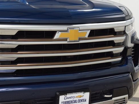 Used 2022 Chevrolet Silverado 1500 High Country w/ High Country Premium Package image 9