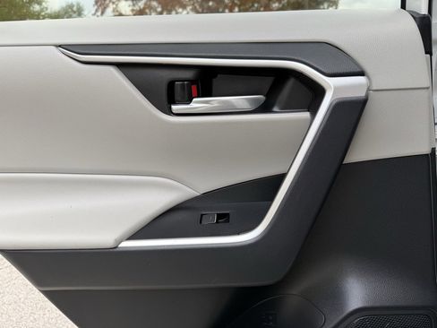 Used 2022 Toyota RAV4 XLE image 31