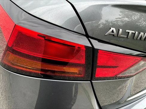 Used 2025 Nissan Altima 2.5 SV FWD image 25