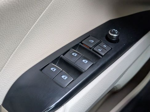 Used 2019 Toyota Camry XLE image 19