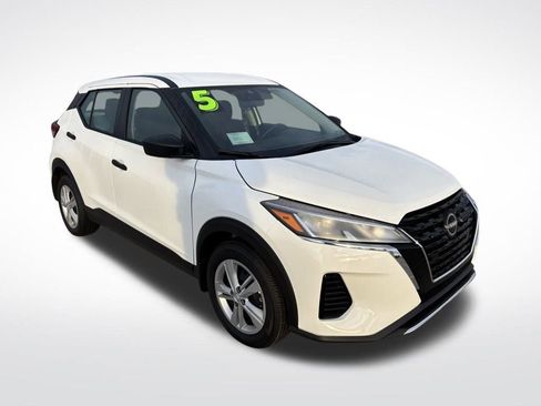 Used 2025 Nissan Kicks Play S image 2