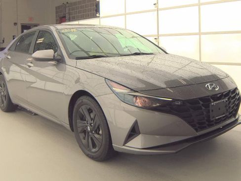 Used 2023 Hyundai Elantra Blue FWD image 3