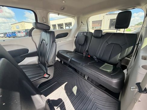 Used 2023 Chrysler Pacifica Touring-L AWD/4WD image 22