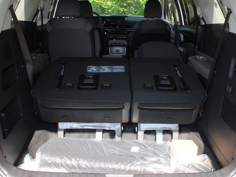 New 2026 Kia Carnival LX FWD image 9