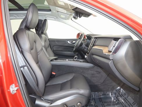 Used 2022 Volvo XC60 B5 Momentum image 12