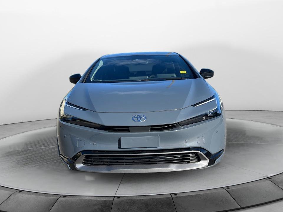 Used 2025 Toyota Prius XLE FWD image 2