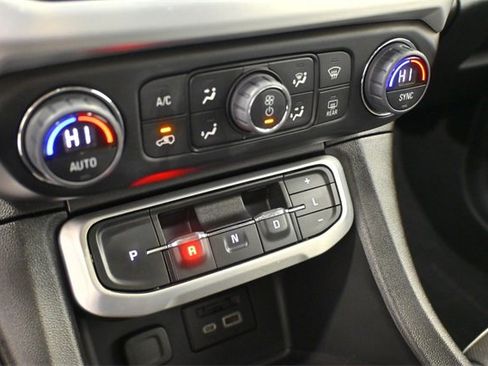 Used 2022 GMC Acadia SLT w/ Technology Package image 27