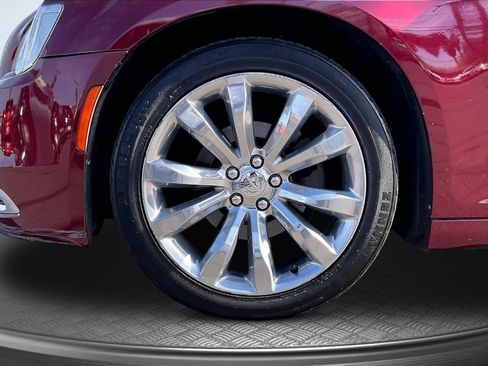 Used 2018 Chrysler 300 Touring w/ Chrome Appearance Package RWD image 9