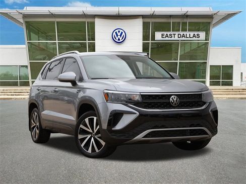 Certified 2024 Volkswagen Taos SE image 2