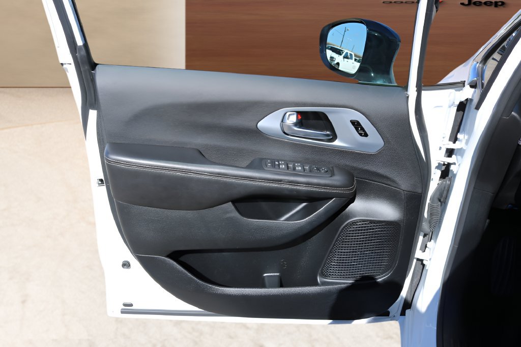 Used 2026 Chrysler Pacifica Limited FWD image 10