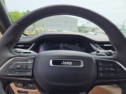 Certified 2023 Jeep Grand Cherokee Limited w/ Luxury Tech Group II AWD/4WD image 32
