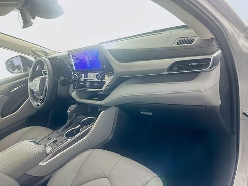 Certified 2025 Toyota Highlander Platinum AWD/4WD image 30