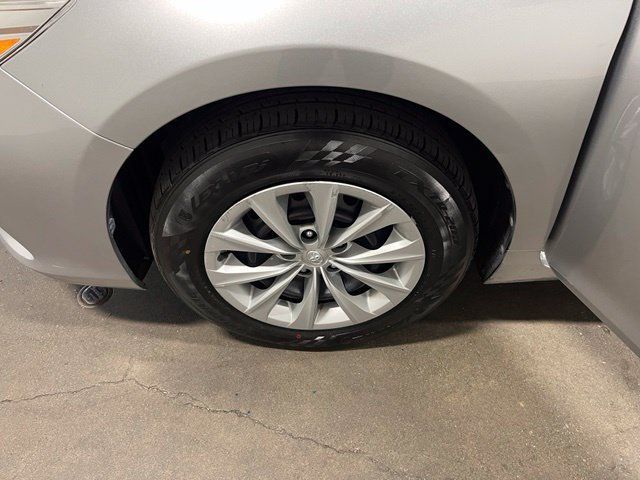 Used 2017 Toyota Camry LE FWD image 31