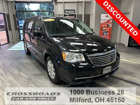 Used 2015 Chrysler Town & Country Touring image 1