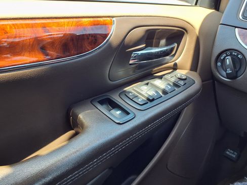 Used 2016 Chrysler Town & Country Touring w/ Driver Convenience Group FWD image 23