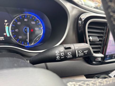 Certified 2024 Chrysler Pacifica Touring-L image 14