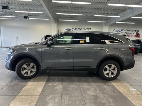 Used 2023 Kia Sorento LX image 12