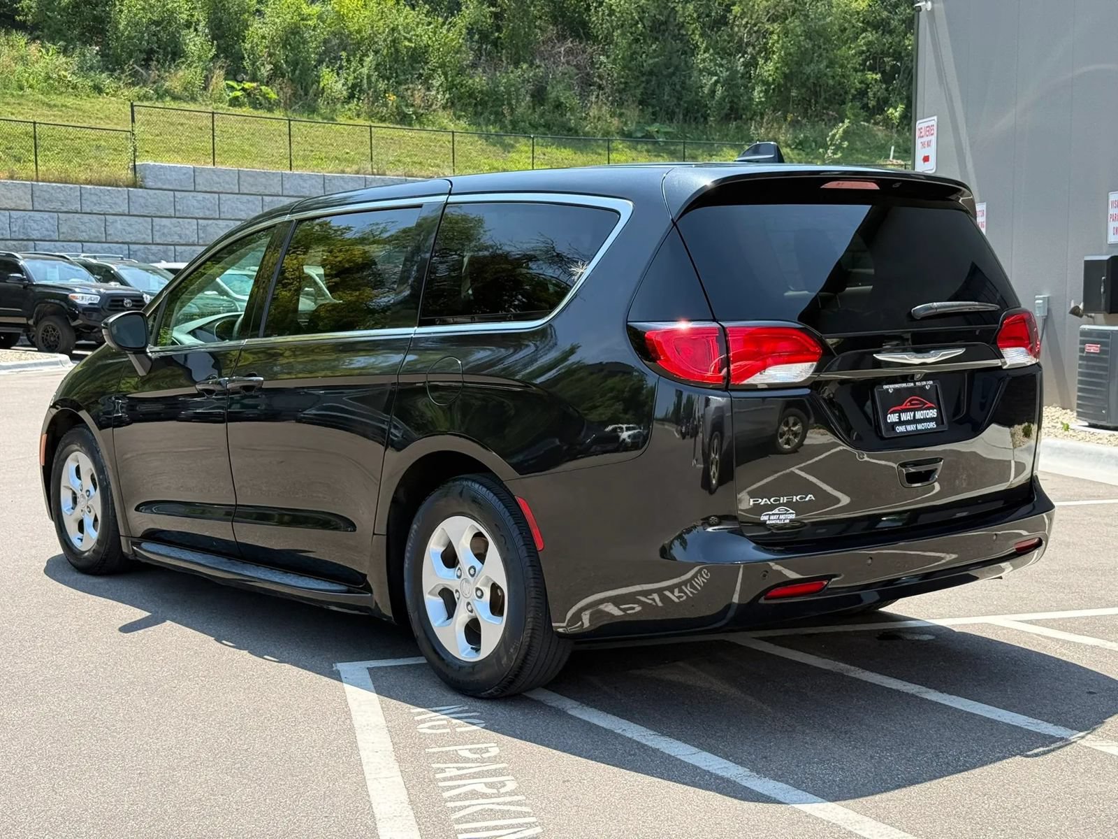Used 2017 Chrysler Pacifica LX w/ Tire & Wheel Group FWD image 3