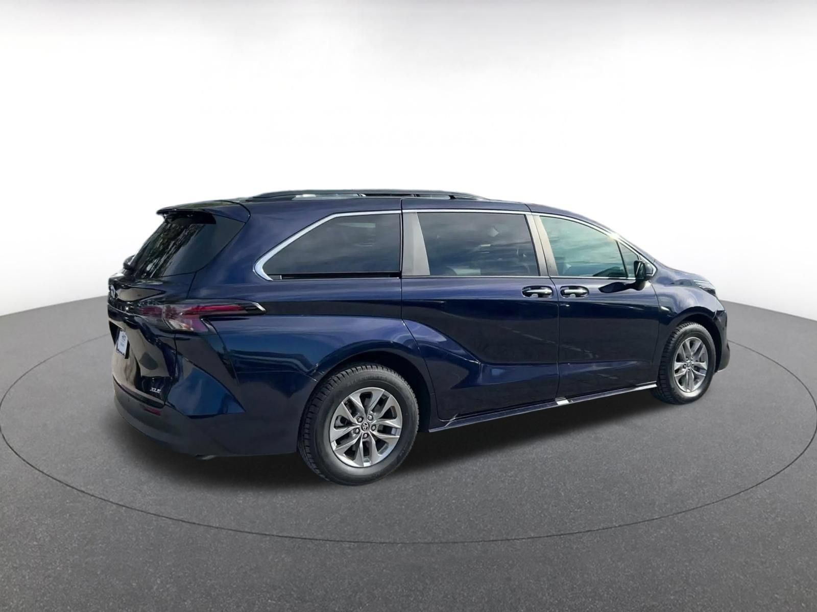 Used 2025 Toyota Sienna XLE FWD image 14