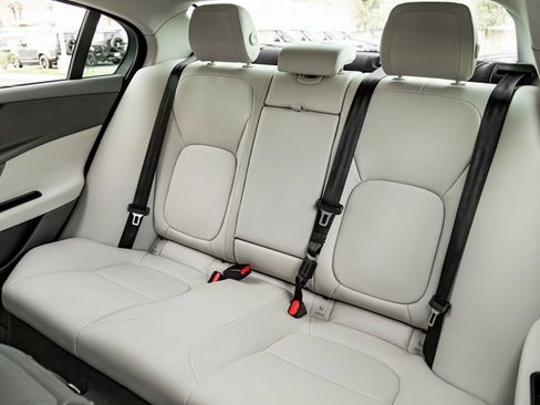 Used 2019 Jaguar XE Premium image 20