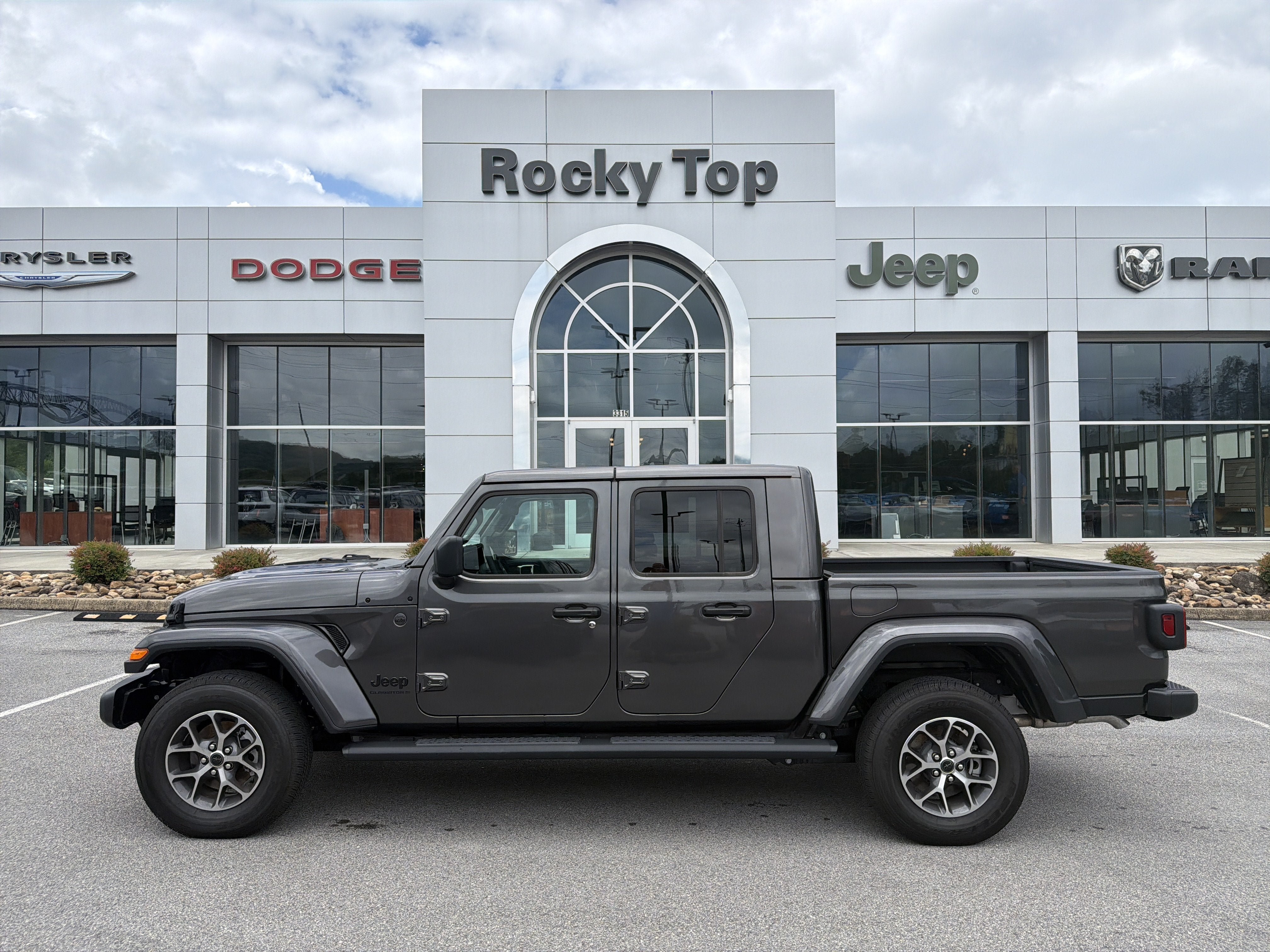 Used 2025 Jeep Gladiator Sport AWD/4WD image 1