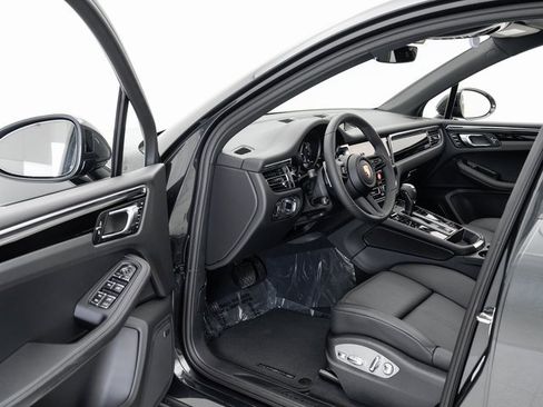 Certified 2025 Porsche Macan image 7