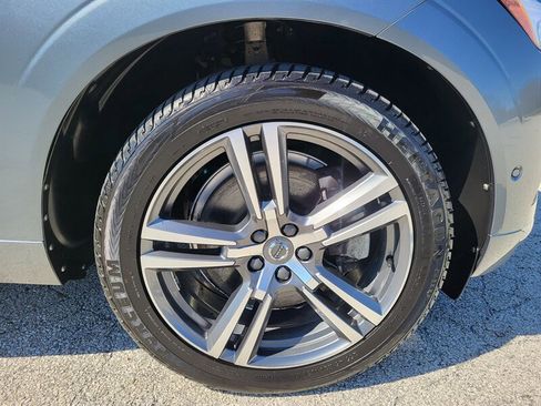Used 2018 Volvo XC60 T6 Momentum w/ Advanced Package image 32