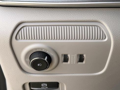 Certified 2025 Jeep Wagoneer 4WD image 22