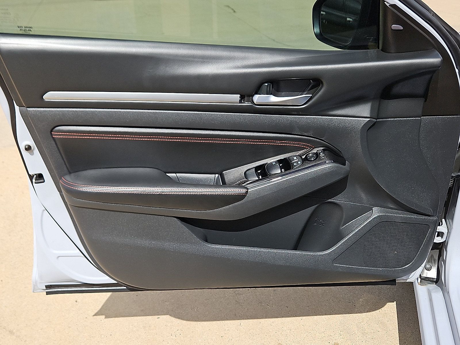 Used 2023 Nissan Altima 2.5 SR FWD image 12