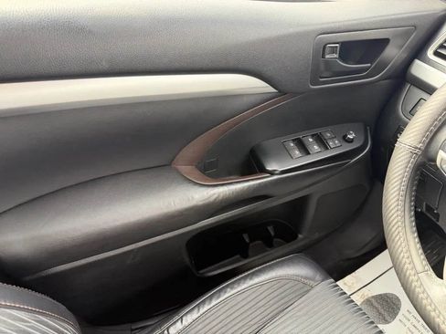 Used 2017 Toyota Highlander Plus w/ Carpet Mat Package image 12