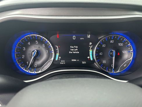 Used 2023 Chrysler Pacifica Touring-L FWD image 10
