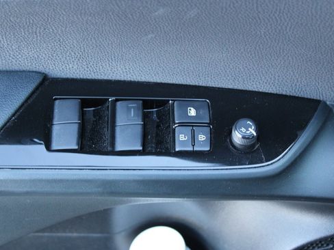 Used 2022 Toyota Prius L Eco image 10