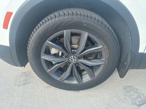 Used 2022 Volkswagen Tiguan SE w/ Panoramic Sunroof Package AWD/4WD image 12