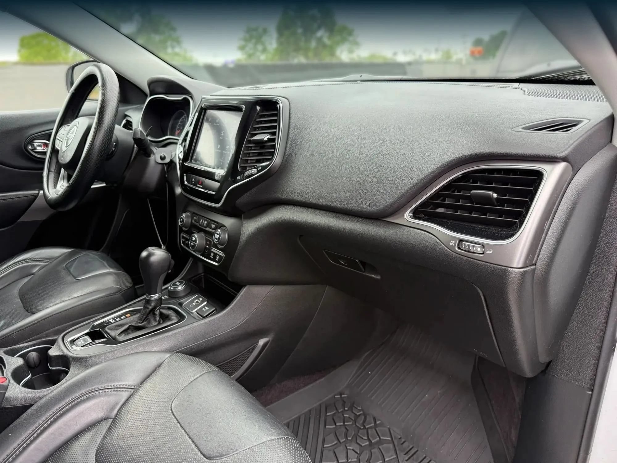 Used 2019 Jeep Cherokee Limited AWD/4WD image 19