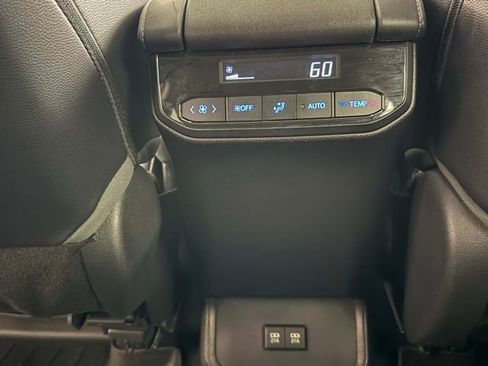 Used 2021 Toyota Highlander XLE image 11