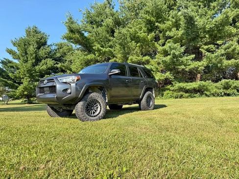 Used 2022 Toyota 4Runner SR5 Premium AWD/4WD image 2