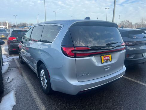 Used 2024 Chrysler Pacifica Touring-L image 4